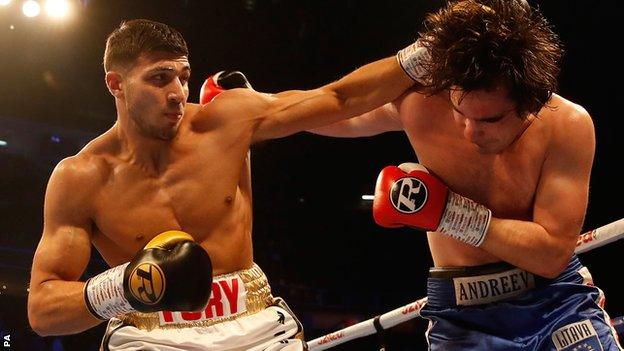 Tommy Fury won all four rounds on his professional debut