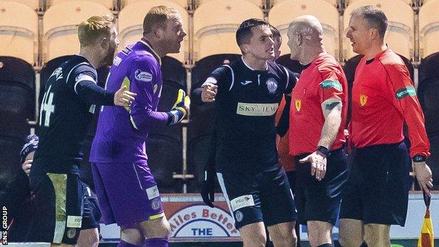 There was confusion when a penalty was awarded to Dunfermline only for the officials to reverse the decision