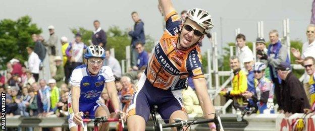 Mark Lovatt outsprints John Gadret to win the Manx International RR. 24th July 2003