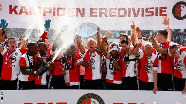 Feyenoord lift trophy