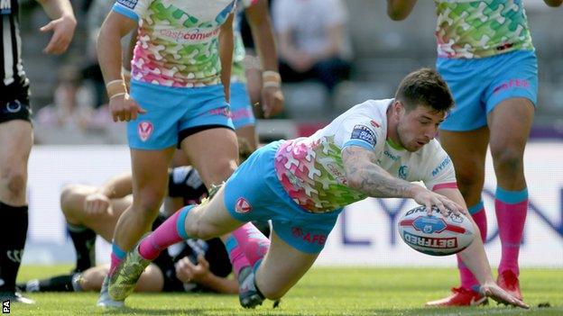 Mark Percival scores for St Helens