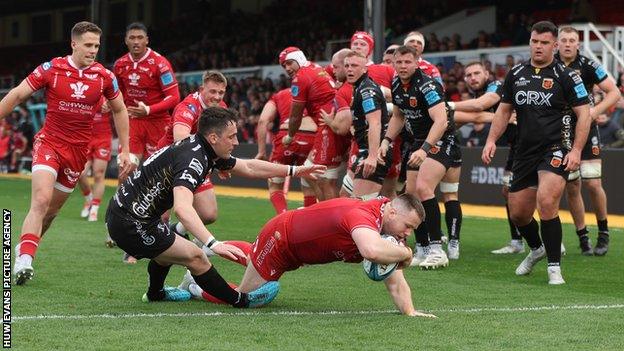 Rob Evans scores against Dragons for Scarlets in April 2022