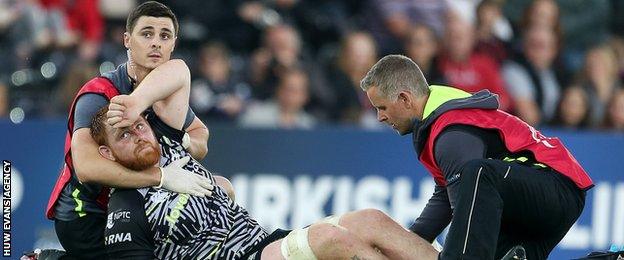 Dan Baker is treated on the field against Clermont Auvergne