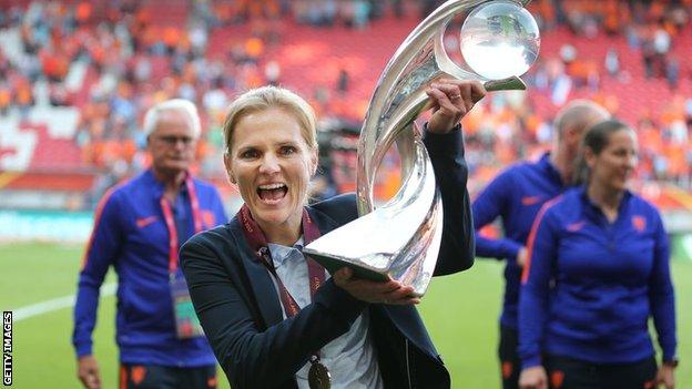 Sarina Wiegman with the Euro 2017 trophy