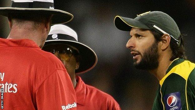 Shahid Afridi in discussions with the umpires in 2010