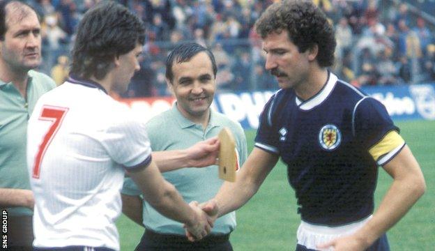 Graeme Souness shakes hands with England captain Brian Robson at Hampden in 1985