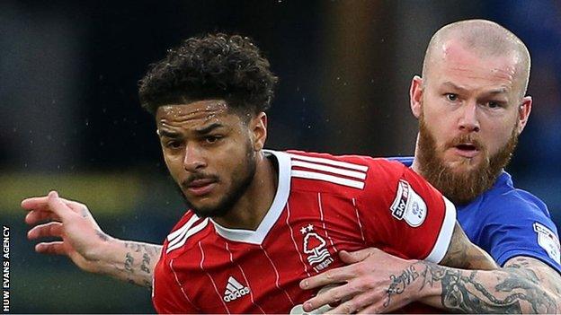 Liam Bridcutt of Nottingham Forest is challenged by Cardiff City's Aron Gunnarsson