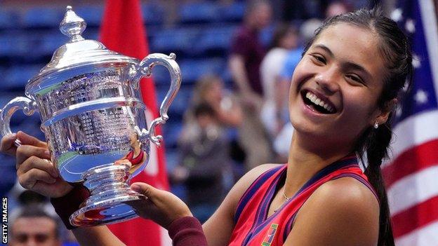 Emma Raducanu with the US Open trophy