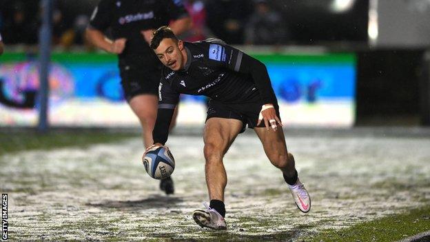 Adam Radwan scores Newcastle's second try against Worcester