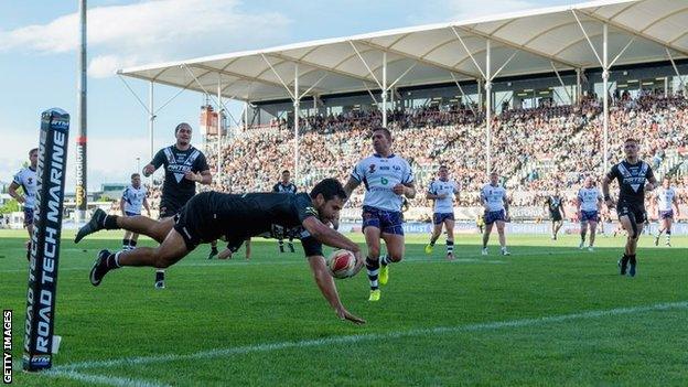 Peta Hiku scores one of New Zealand's 14 tries