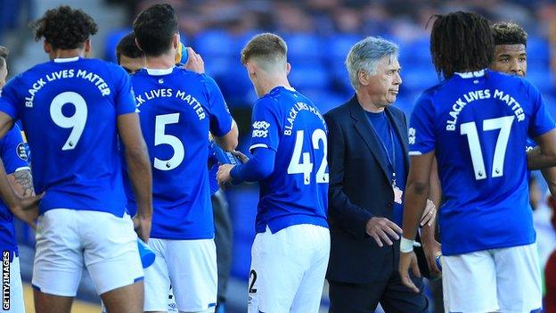 Carlo Ancelotti with Everton players