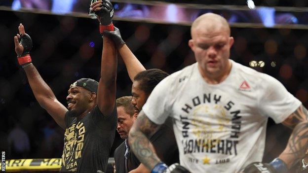 Jon Jones beats Anthony Smith at UFC 235