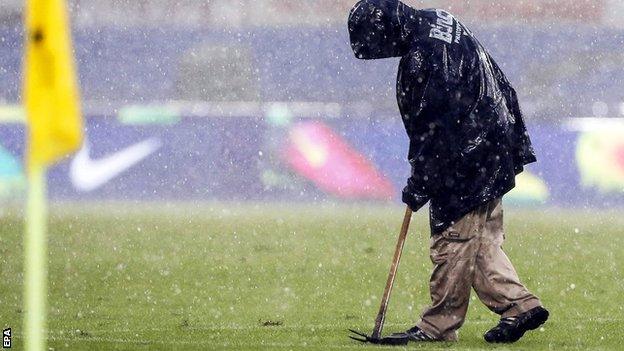 Roma groundsman in the rain