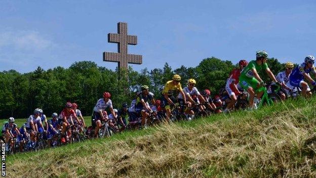 Chris Froome riding in the middle of the peloton