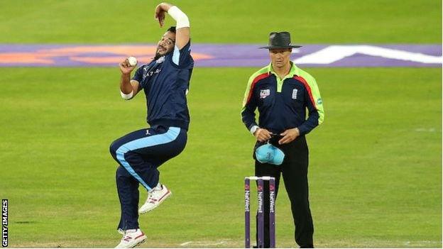 Azeem Rafiq bowling for Yorkshire