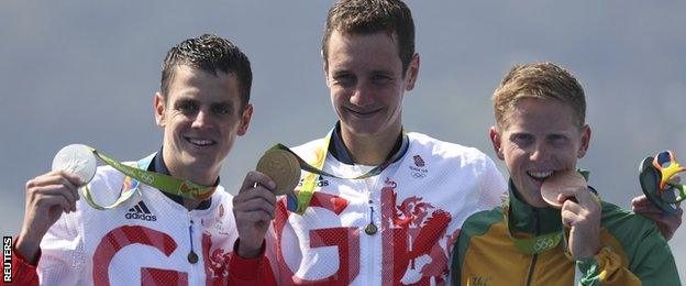 Alistair Brownlee, flanked by Jonny and bronze winner Henri Schoeman