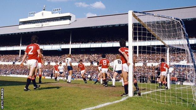 Tottenham host Manchester United