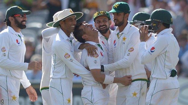 Pakistan celebrate another Yasir Shah wicket at Lord's