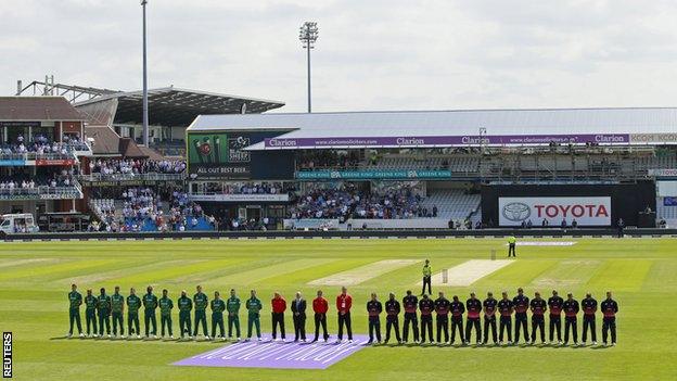 Minute's silence at Headingley