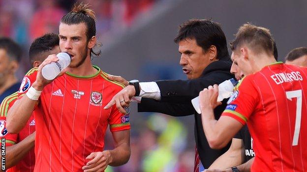 Wales manager Chris Coleman gives instructions to Gareth Bale (L) and Dave Edwards