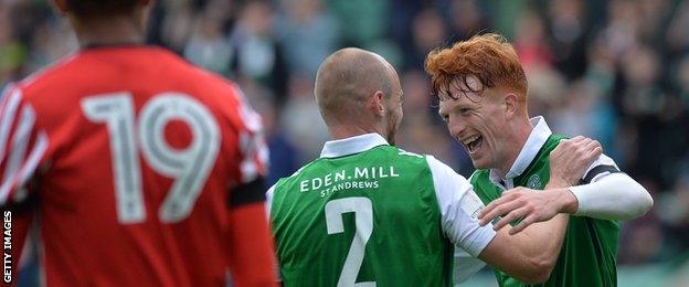 Hibs' David Gray and Simon Murray celebrate the latter's goal against Sunderland