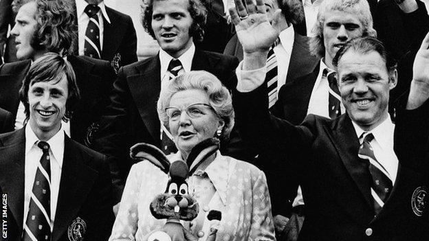 Johan Cruyff, Queen Juliana and Rinus Michels