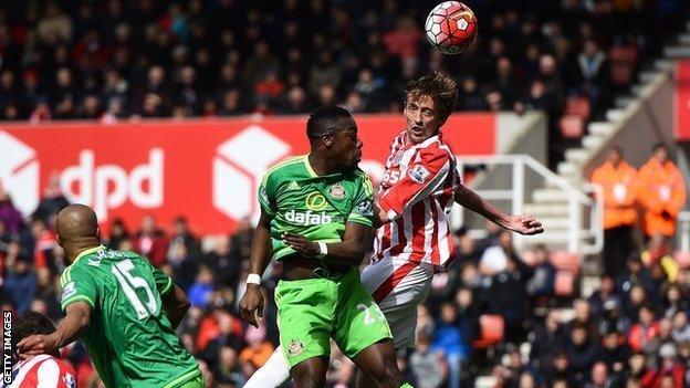 Stoke striker Peter Crouch and Sunderland defender Lamine Kone