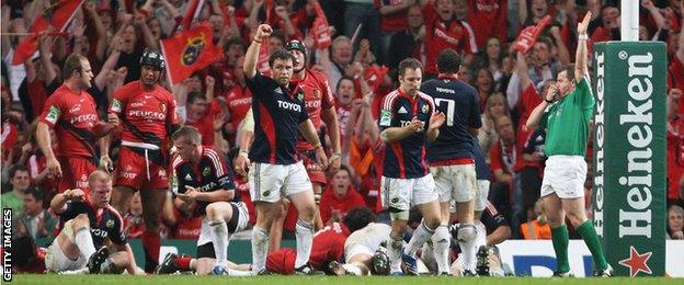 Nigel Owens awards a try to Munster during the 2008 Heineken Cup final against Toulouse