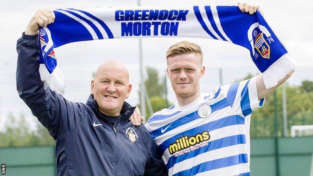 Morton manager Jim Duffy welcomes Denny Johnstone