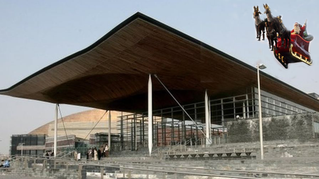 Golygfa gyfarwydd ym Mae Caerdydd pob diwrnod Nadolig!