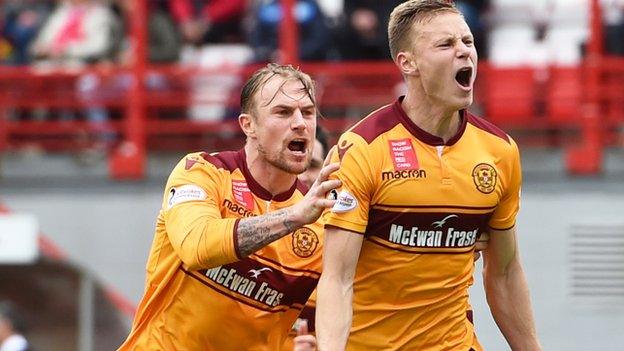 Andy Rose (right) of Motherwell