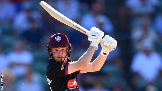 Somerset all-rounder Lewis Goldsworthy has signed a contract extension to stay with the club until the end of 2024