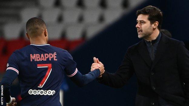 Paris Saint-Germain's forward Kylian Mbappe (L) celebrates with head coach Mauricio Pochettino