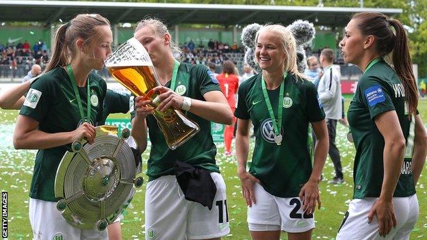 Caroline Graham Hansen and Wolfsburg celebrate