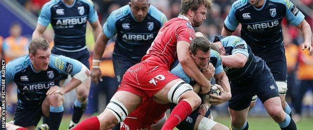 Sam Warburton is tackled by David Bulbring