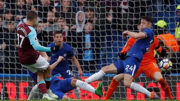 Javier Hernandez equalises for West Ham at Chelsea