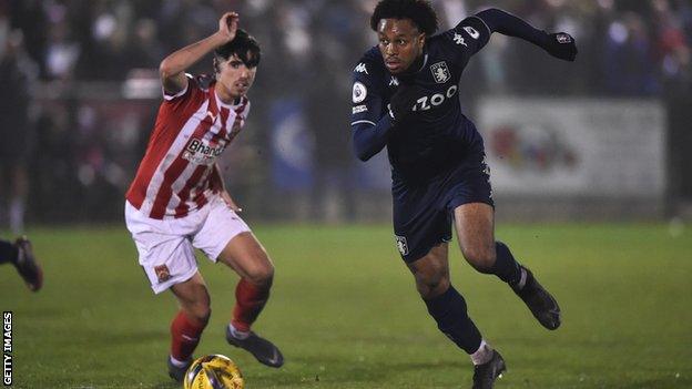 Caleb Chukwuemeka running with the ball with an opponent chasing him