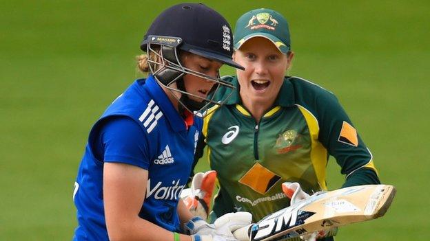 England's Heather Knight and Australia's Alyssa Healy