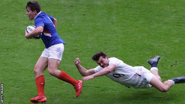 Antoine Dupont beats George Furbank during France's 24-17 win over England in Paris in 2020