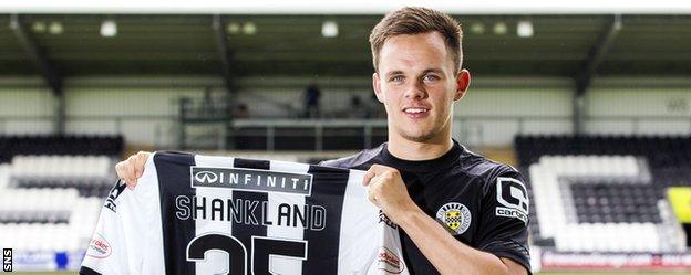 Lawrence Shankland with his St Mirren jersey