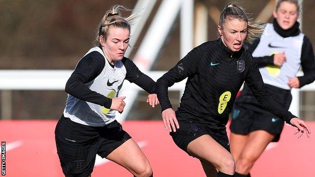 Leah Williamson and Lauren Hemp