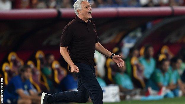 Jose Mourinho sprints down touchline.