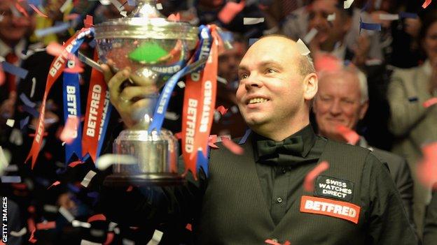 Stuart Bingham celebrates winning the 2015 World Championship