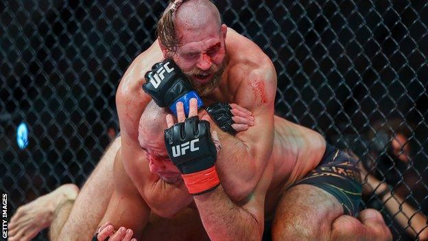 Jiri Prochazka (top) secured victory over Glover Teixeira in the final round