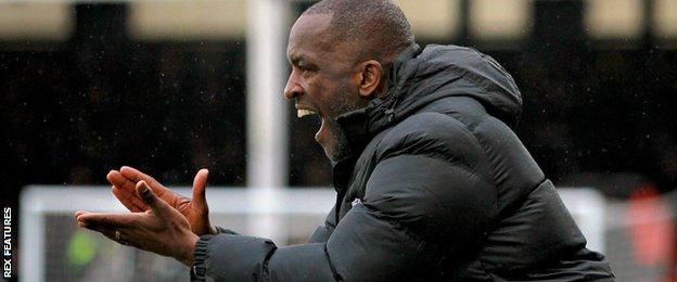 Chris Powell encourages his Southend players