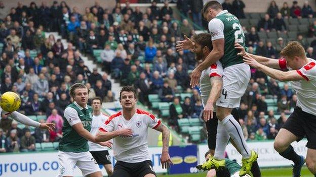 Darren McGregor scores for Hibernian