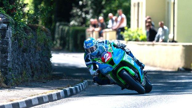 Dean Harrison goes low at Quarry Bends in Thursday;s Superstock race