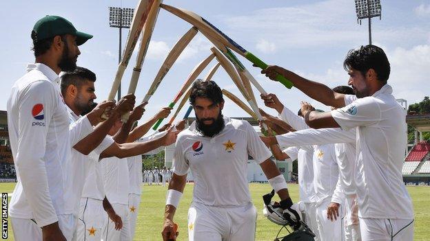 Misbah-ul-Haq is given a guard of honour by his Pakistan team-mates