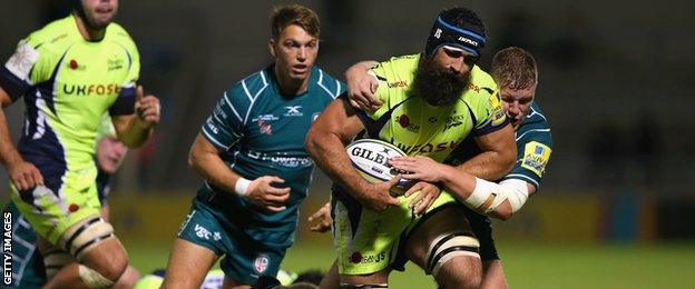 Josh Strauss charges for Sale Sharks against Leicester Tigers