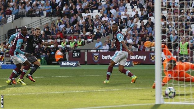 Charlie Austin scores for Southampton